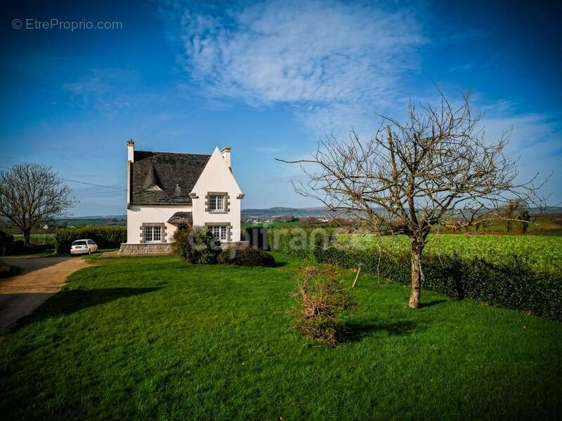 Maison à PLONEVEZ-PORZAY