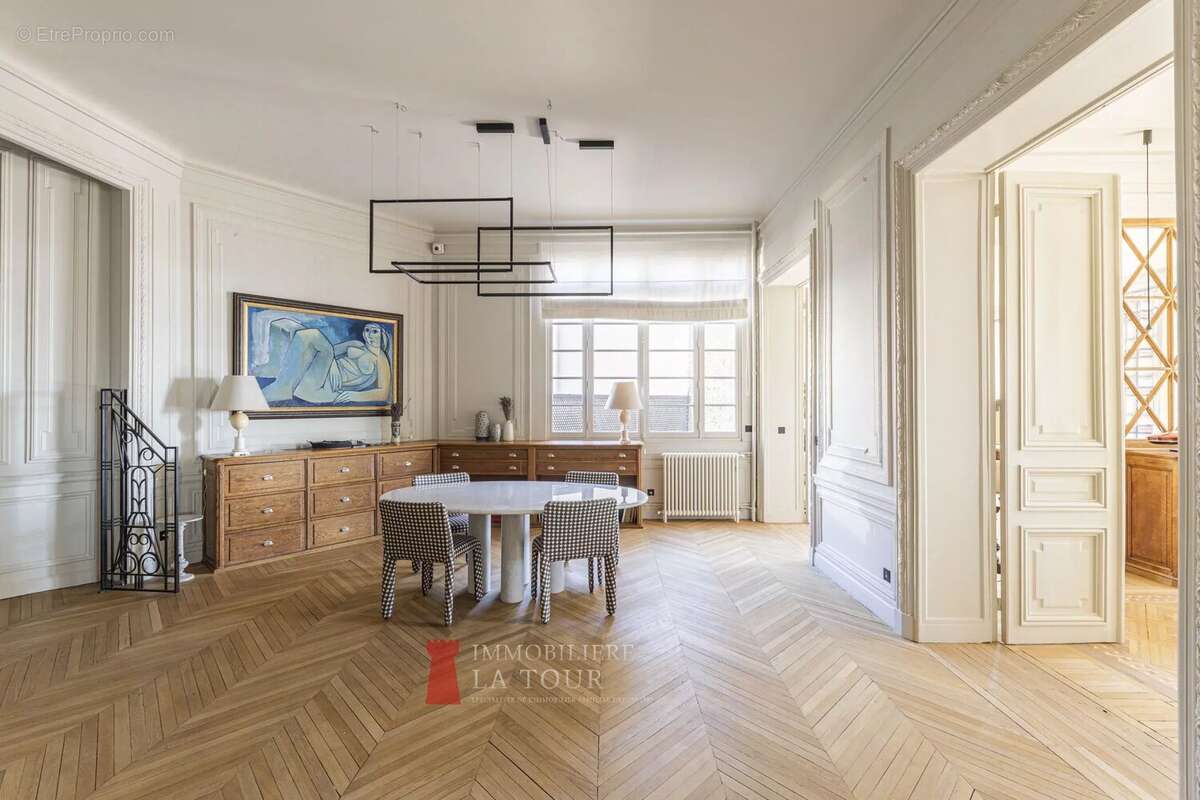 Appartement à PARIS-16E