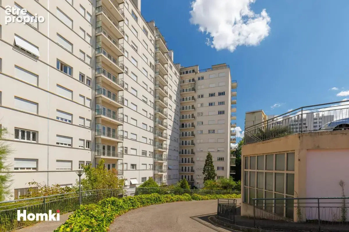 Lyon 4e – Rue Louis Thévenet  Un appartement suspendu entre ciel, lumière et nature - photo 12