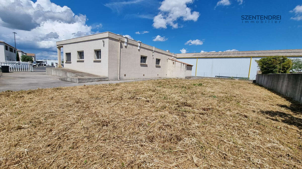 Local professionnel à vendre Lunel Szentendrei immobilier - Commerce à LUNEL