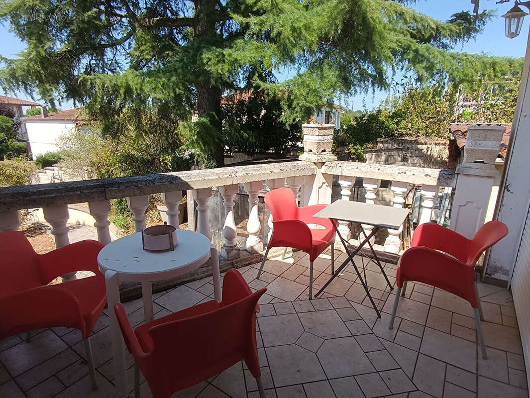 À deux pas du centre-ville de Figeac - Ensemble immobilier de 230 m² avec logement indépendant et vue panoramique - photo 5