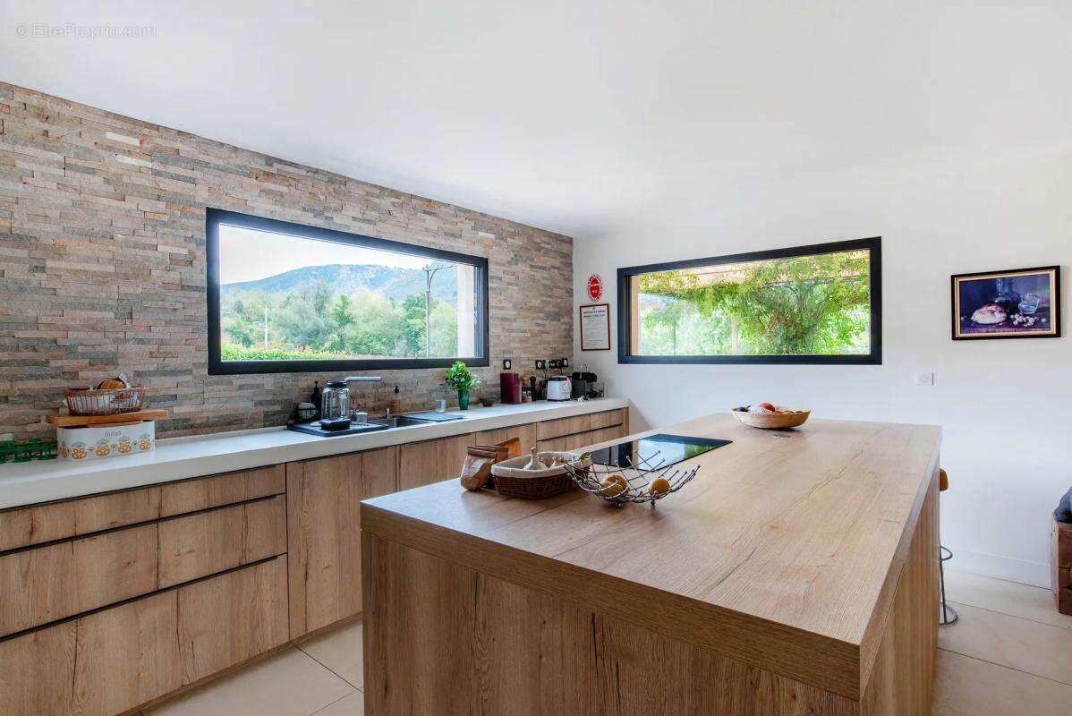 Maison à LA ROQUE-ESCLAPON