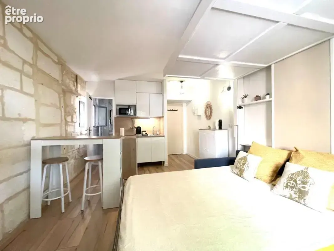 Aigues-mortes intra-muros – studio 23 m² entièrement rénové – vue exceptionnelle sur la place saint-louis - photo 8