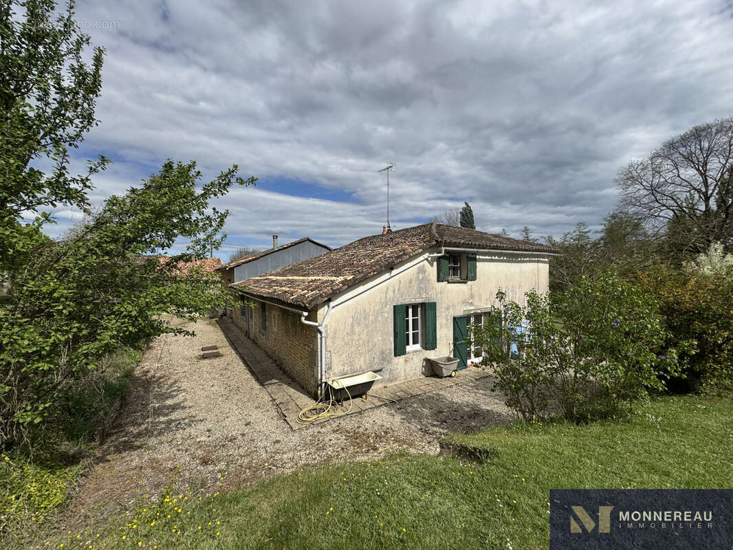 Maison à BAIGNES-SAINTE-RADEGONDE