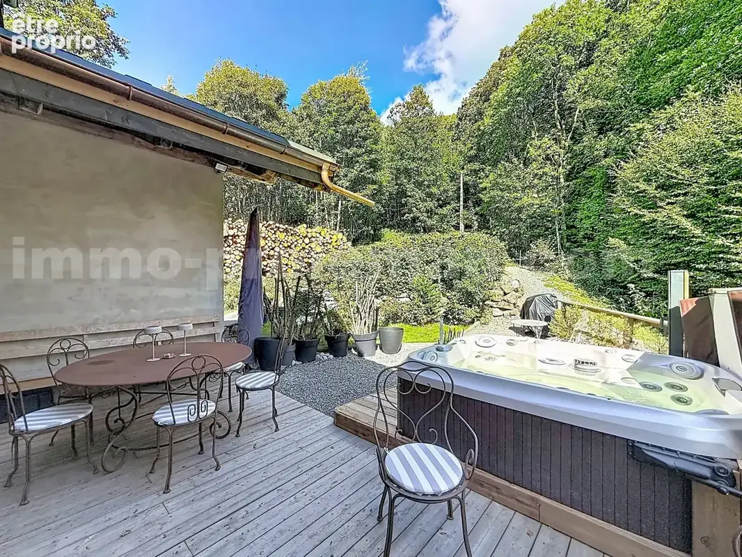 Appartement_T5_Araches_la_frasse_les_carroz_terrasse_balcon_belle_superficie_proche_prox_frontière_Suisse_direction_GENEVE_autoroutes_investissement_locatif_vente_vue_séjour_cuisine_ouverte_calme_nature