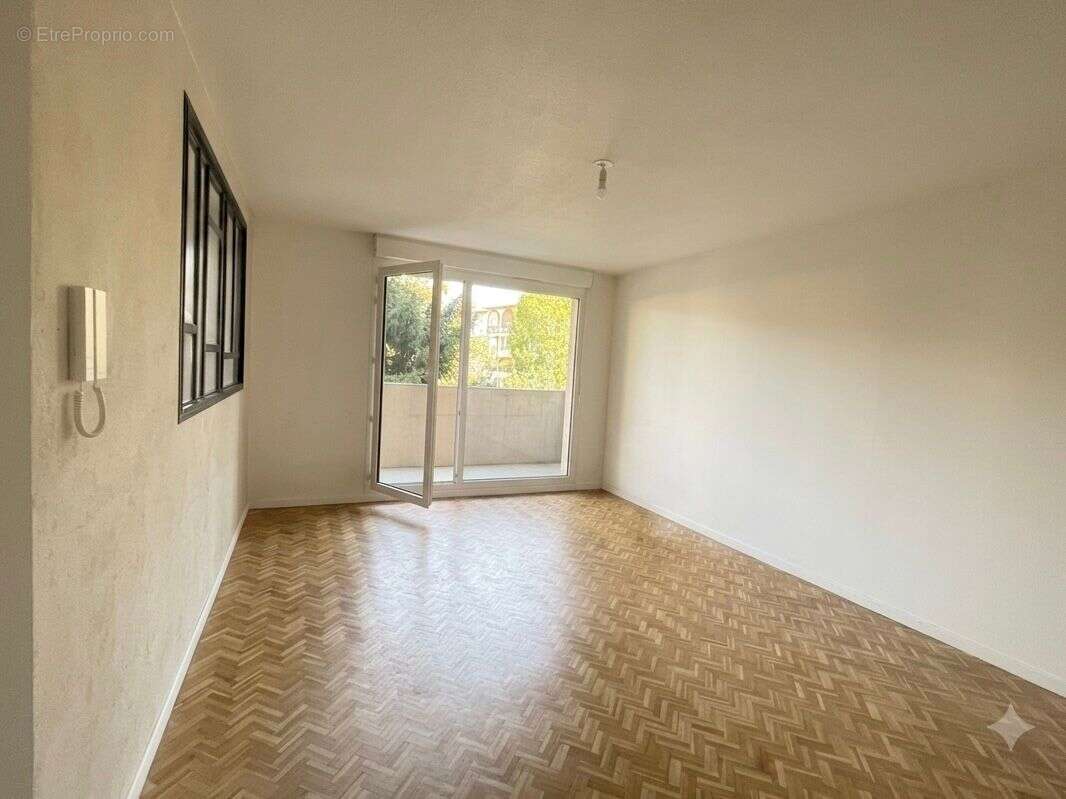 Charmant T2 lumineux de 46,56 m² avec grand balcon sur jardin et garage - photo 2