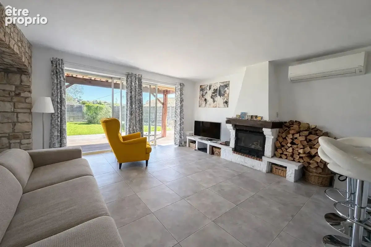 Villa 6 pièces de 132m2 avec jardin dans domaine fermé avec piscine au calme absolu. - photo 2