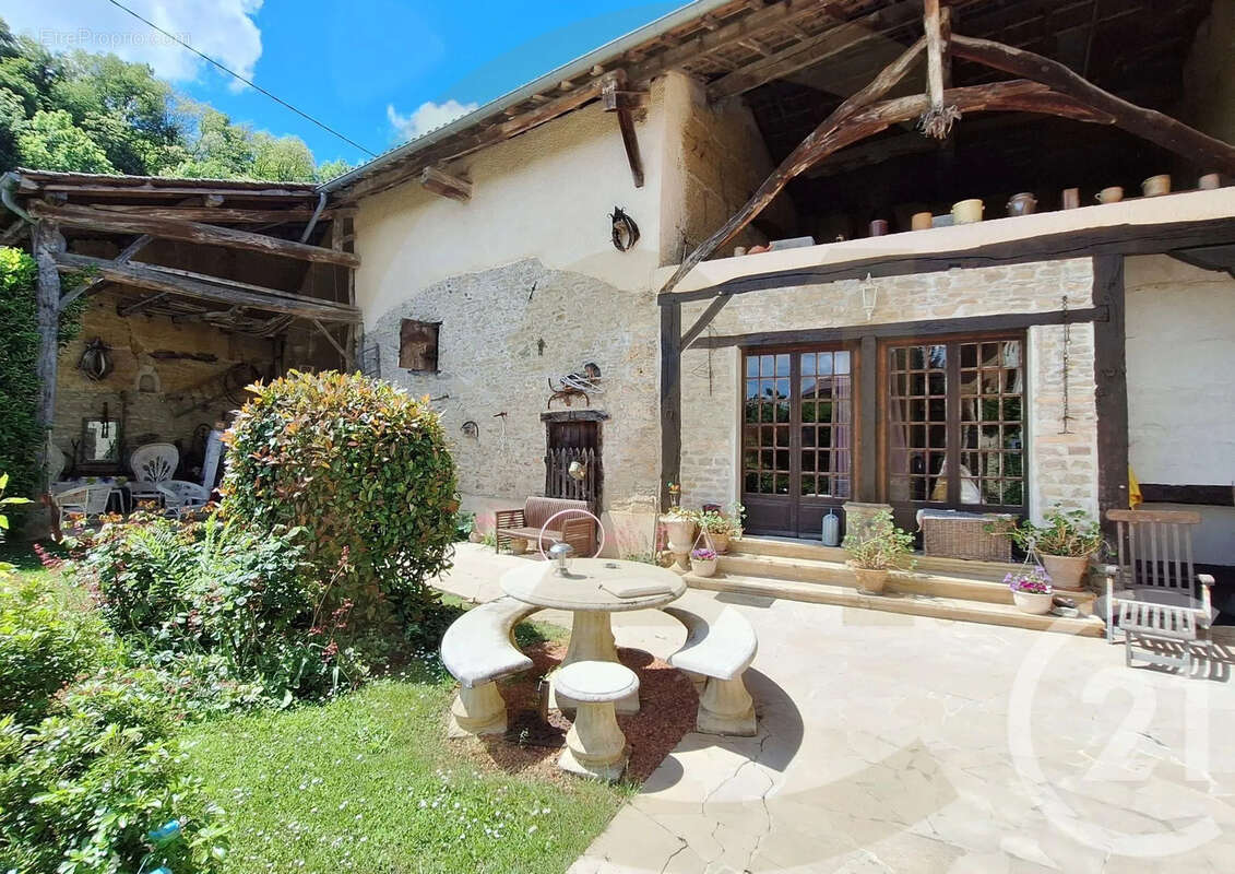Maison à MAUBEC