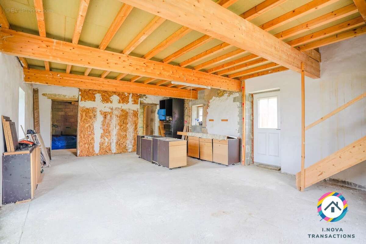 Charme, volume et vue campagne. Ancienne grange en pierre de 160m² - photo 10