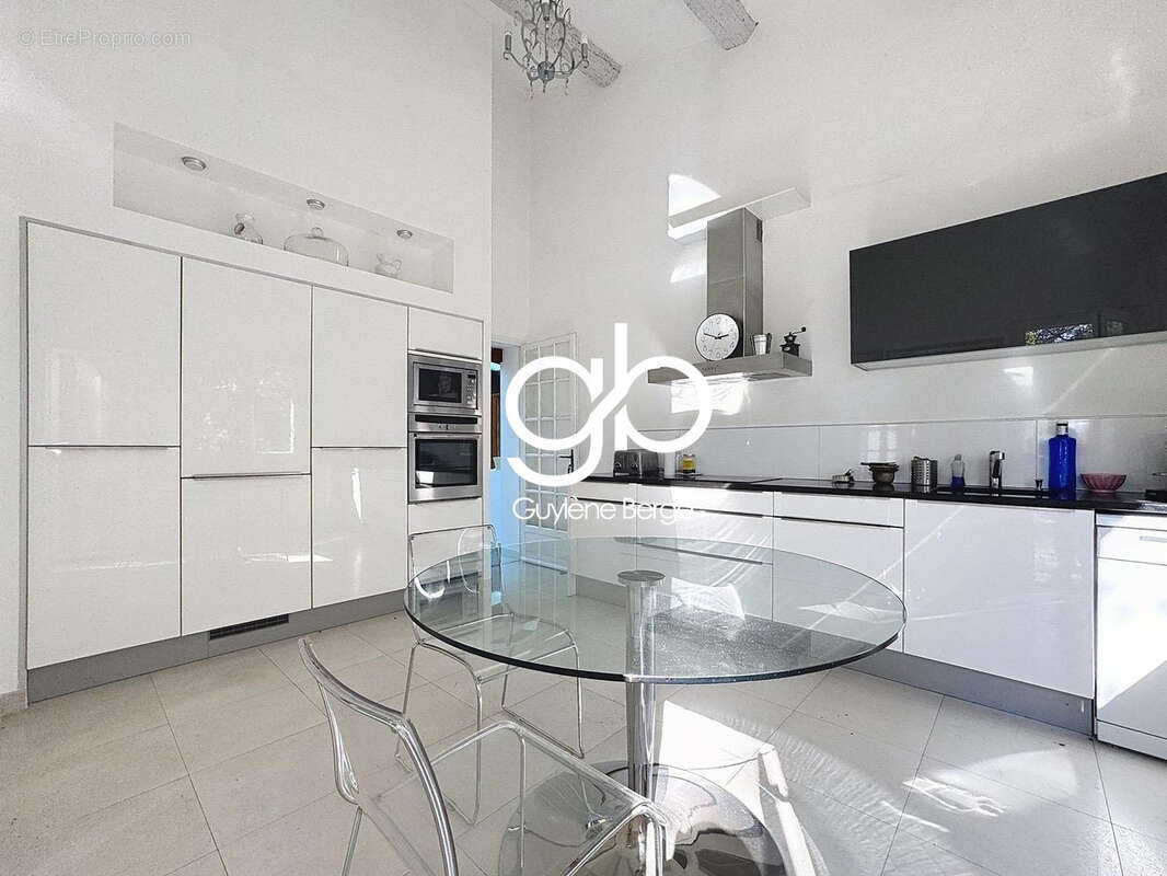 Maison à SAINT-CLEMENT-DE-RIVIERE