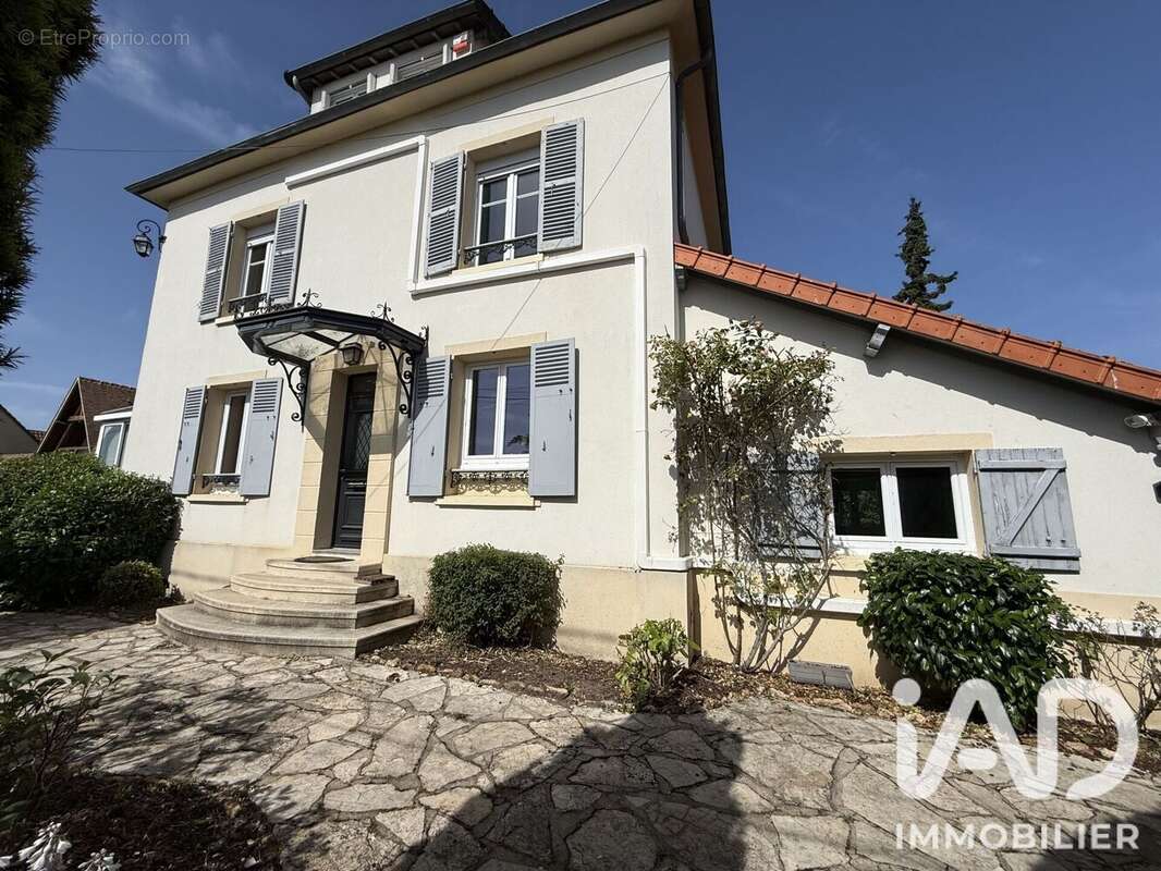 Maison 185 m² à Crecy-La-Chapelle  - photo 2