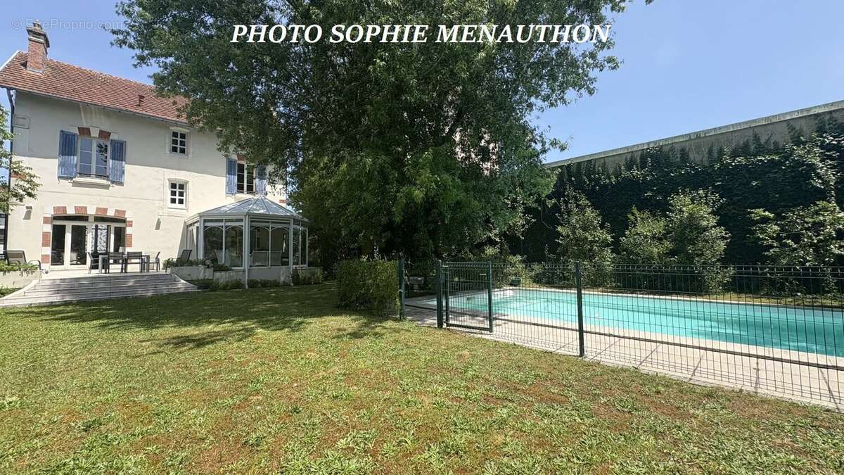 Maison de maitre de type t8 de 202 m2 avec piscine - photo 2