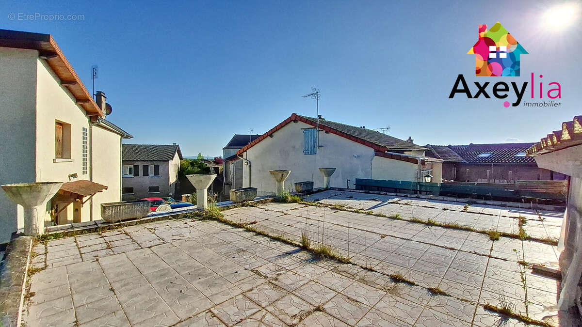 Maison à POUILLY-SOUS-CHARLIEU