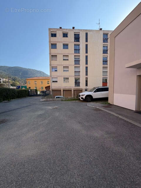 Parking à LA TRINITE