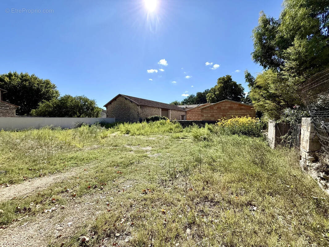Terrain à JONQUIERES-SAINT-VINCENT