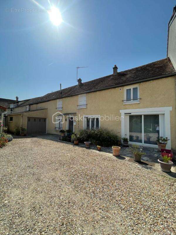 VERT-LE-PETIT – Maison de caractère rénovée avec garages et dépendances - photo 3