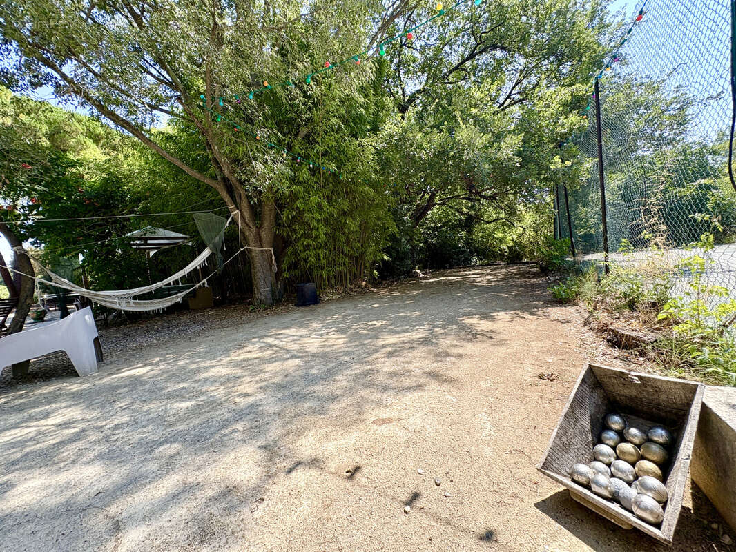 Propriété de caractère d'environ 185m2 sur près de 2 hectares avec piscine, tennis et maison indépendante - photo 21
