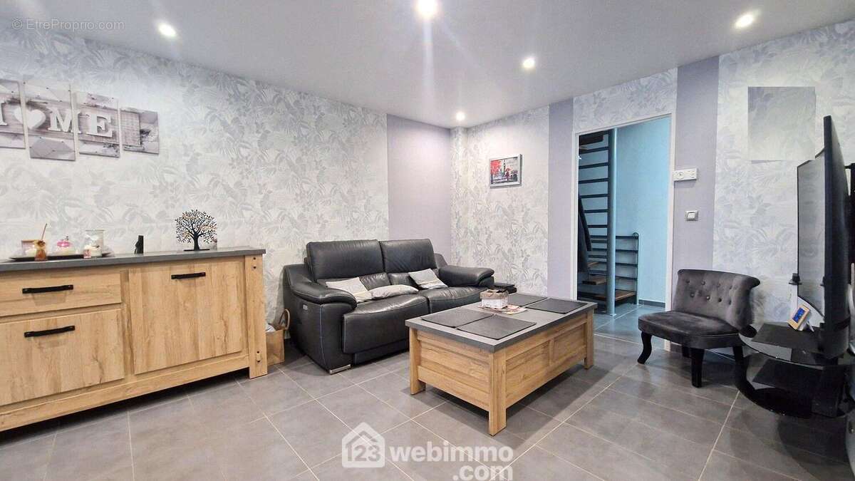 Son salon chaleureux et... - Maison à LAON