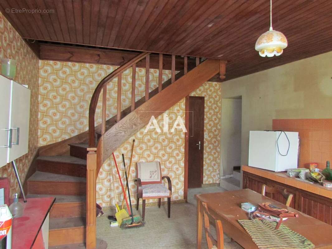 Maison à LES ADJOTS