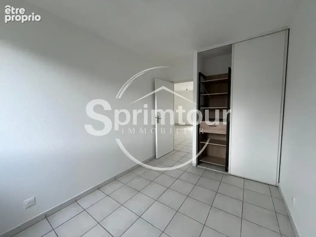 SAINT-CLAUDE - Appartement T3 rénové avec terrasse dans une résidence sécurisée avec piscine - photo 12
