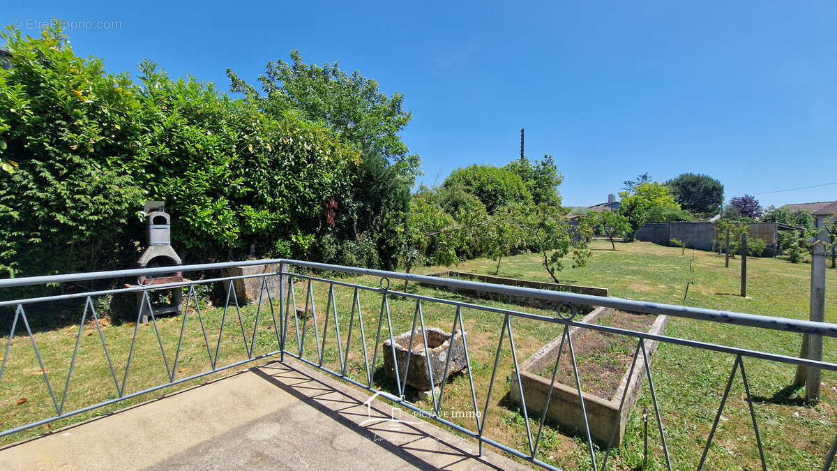 Pavillon indépendant avec sous-sol complet et jardin de 1 076 m2 à Lusignan - photo 10