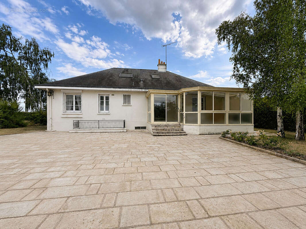 HUISSEAU-SUR-COSSON - Maison familiale de 148 m² avec piscine - photo 2