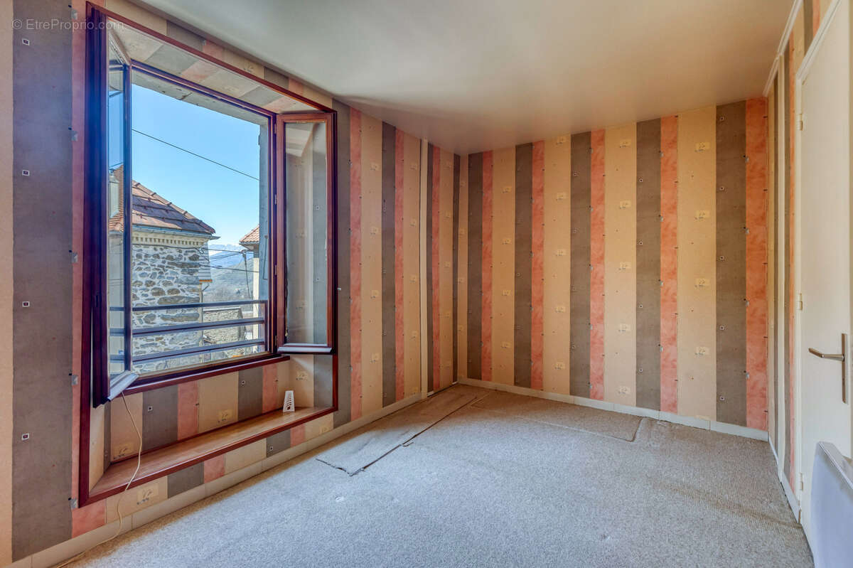 LA MOTTE D'AVEILLANS bourg : Maison de village 3P 51m2 mitoyenne à rénover + Terrain - photo 5