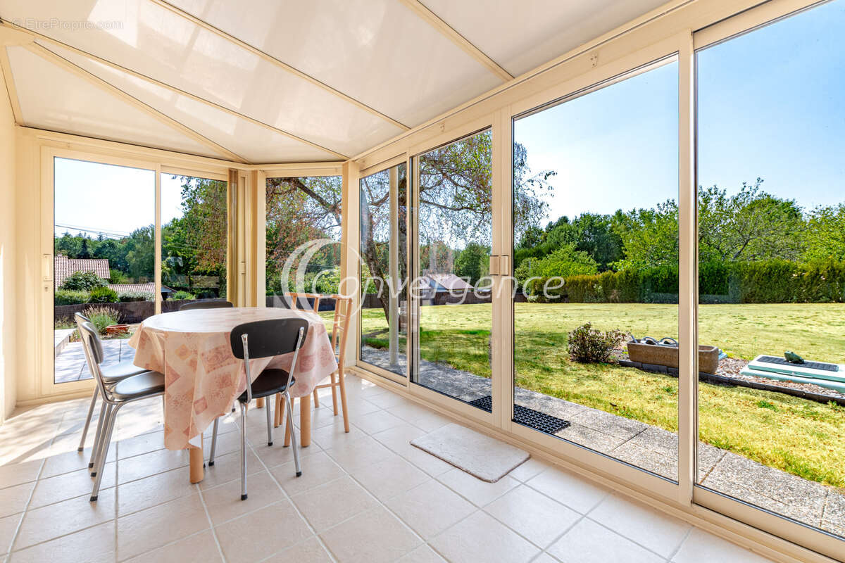 Maison de plain-pied de 105m2 avec garages, jardin et dépendances - photo 7