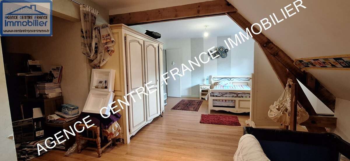 BOURGES, proche EMB. Grande maison familiale d'environ 300 m² avec 7 chambres DPE D - photo 8