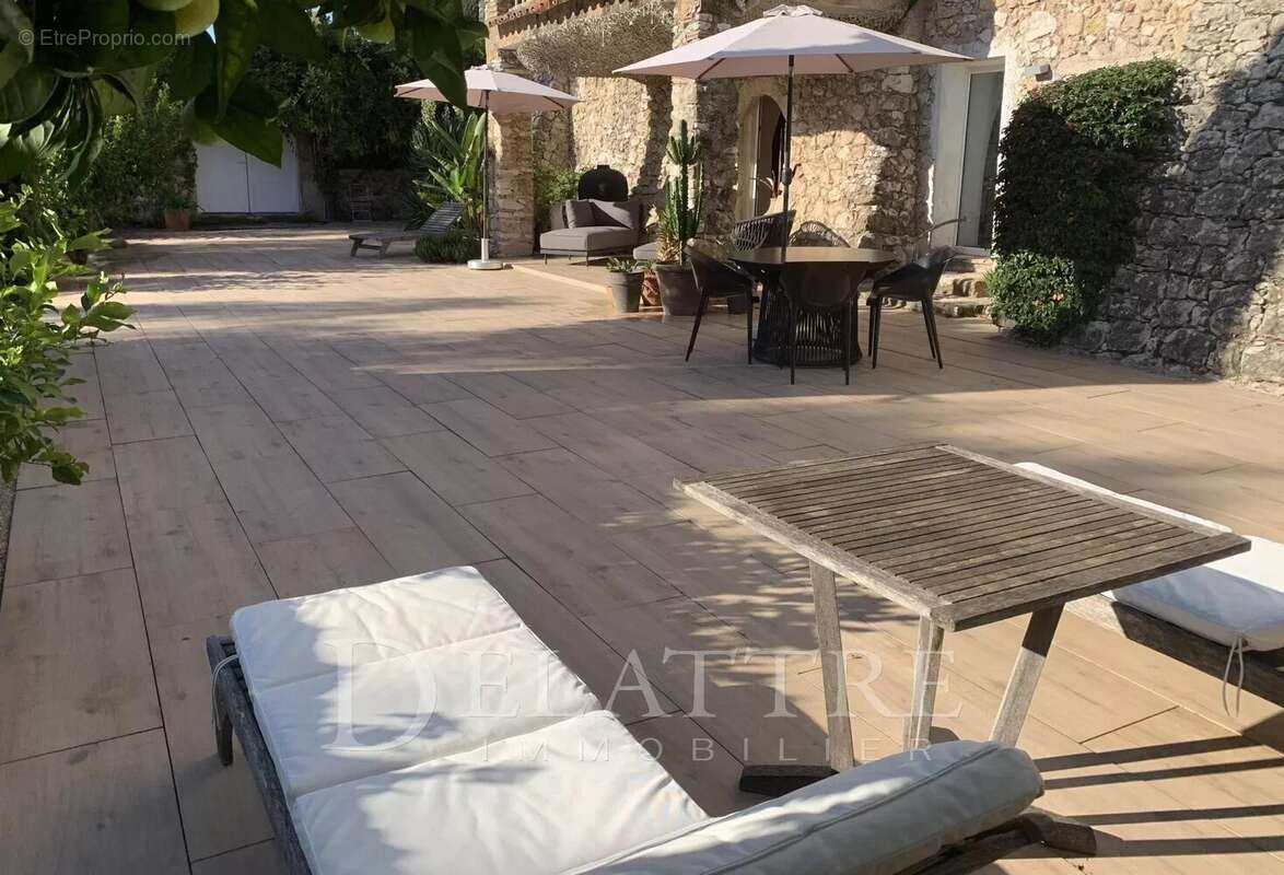 Appartement à ROQUEFORT-LES-PINS
