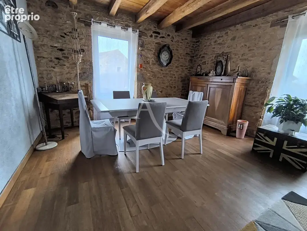 Corps de ferme: Maison en pierre et dépendances 556m² - photo 7