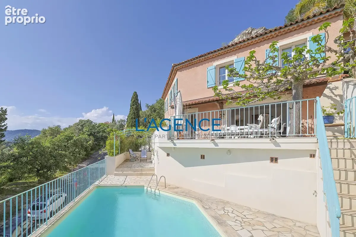 Villa T5 de 145 m2 avec piscine offrant une superbe vue dégagée sur la ville de Hyères - photo 3