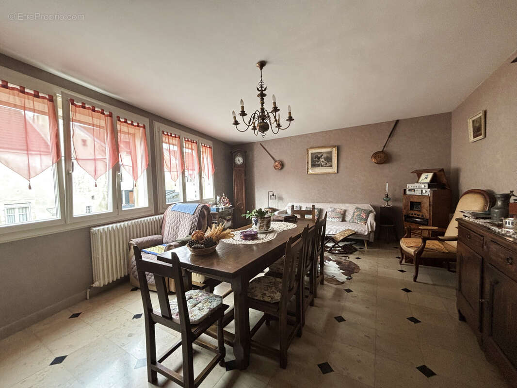 CHATILLON Sur SEINE : Maison de 1960 au centre ville ,130m2 avec sous-sol, garage et petit terrain - photo 7