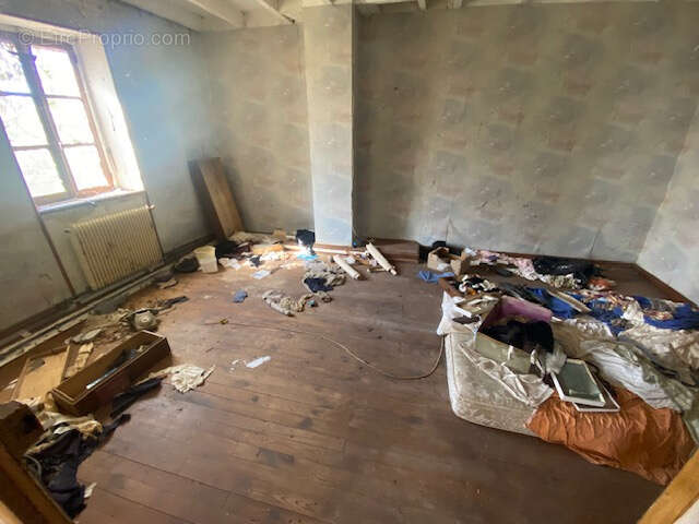 Maison à restaurer avec dépendances sur terrain de 1000 M2 - photo 9