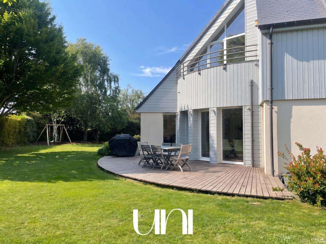 Maison 6 pièces de 210m2 avec double garage - PERIERS-SUR-LE-DAN - photo 5