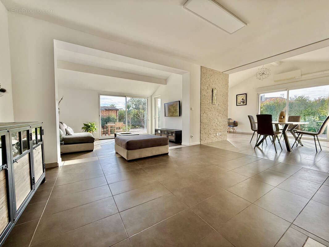 Maison à VIC-LA-GARDIOLE