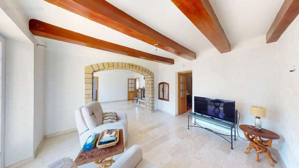 Maison à SAINT-MITRE-LES-REMPARTS