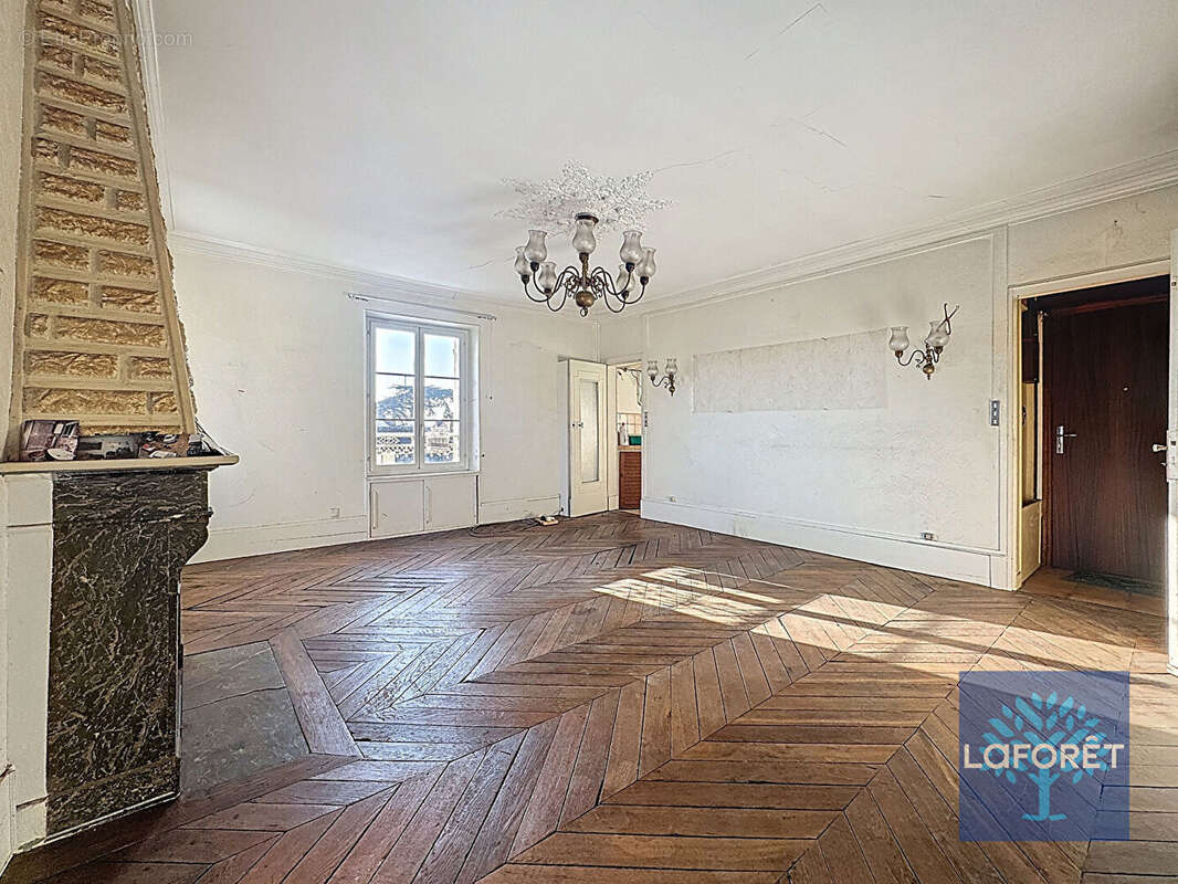 Appartement à CHILLY-MAZARIN