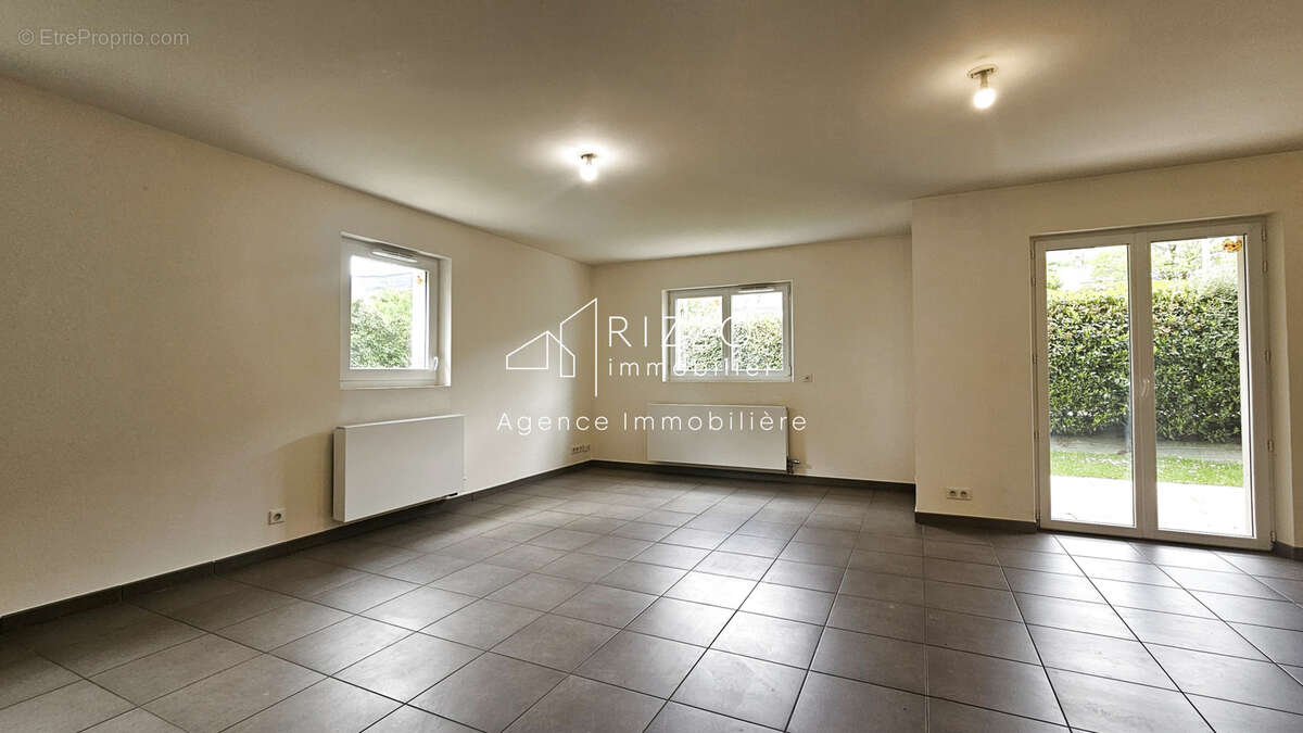 Appartement à PERON