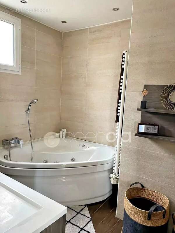 Rare propriété avec jardin privé et piscine - photo 6