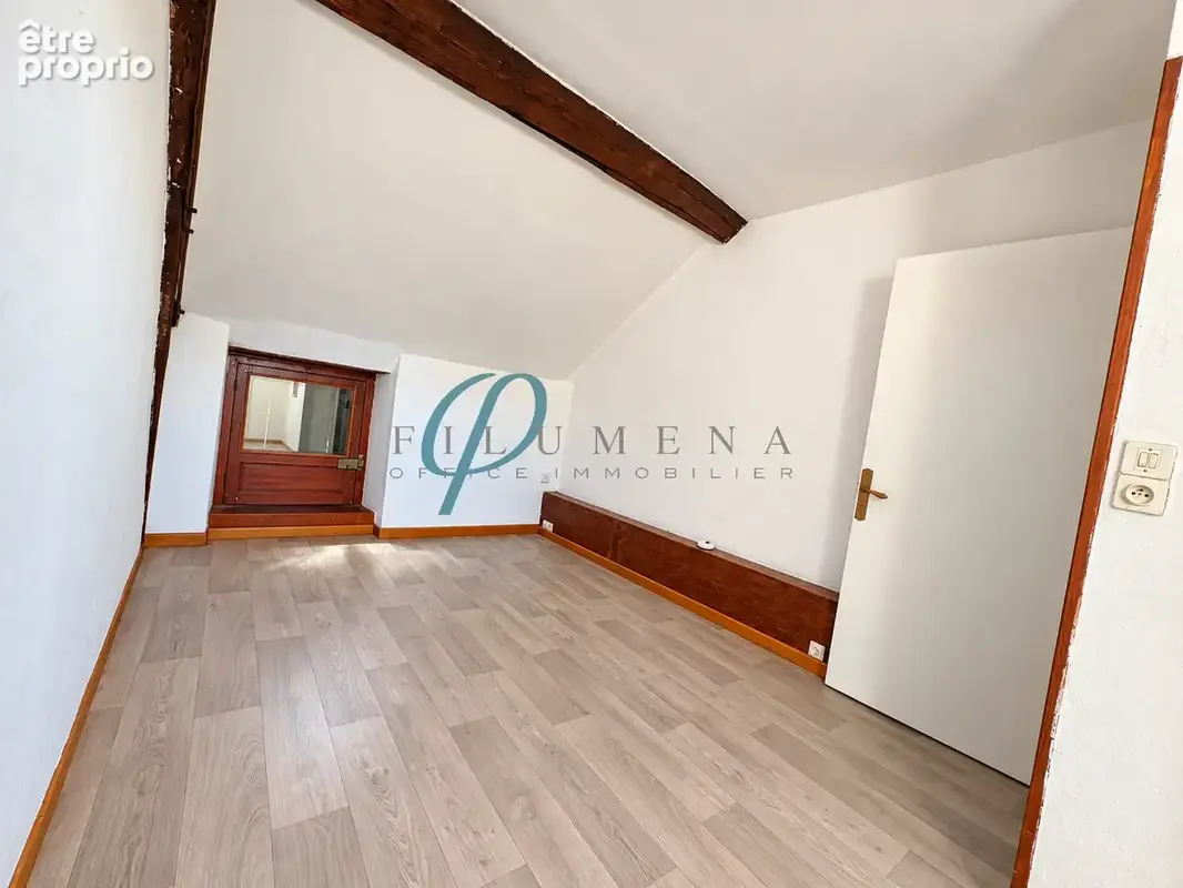 Maison en pierre à rénover, 2 chambres, cheminée et grenier aménageable, Charme de l'ancien et beau potentiel - photo 4