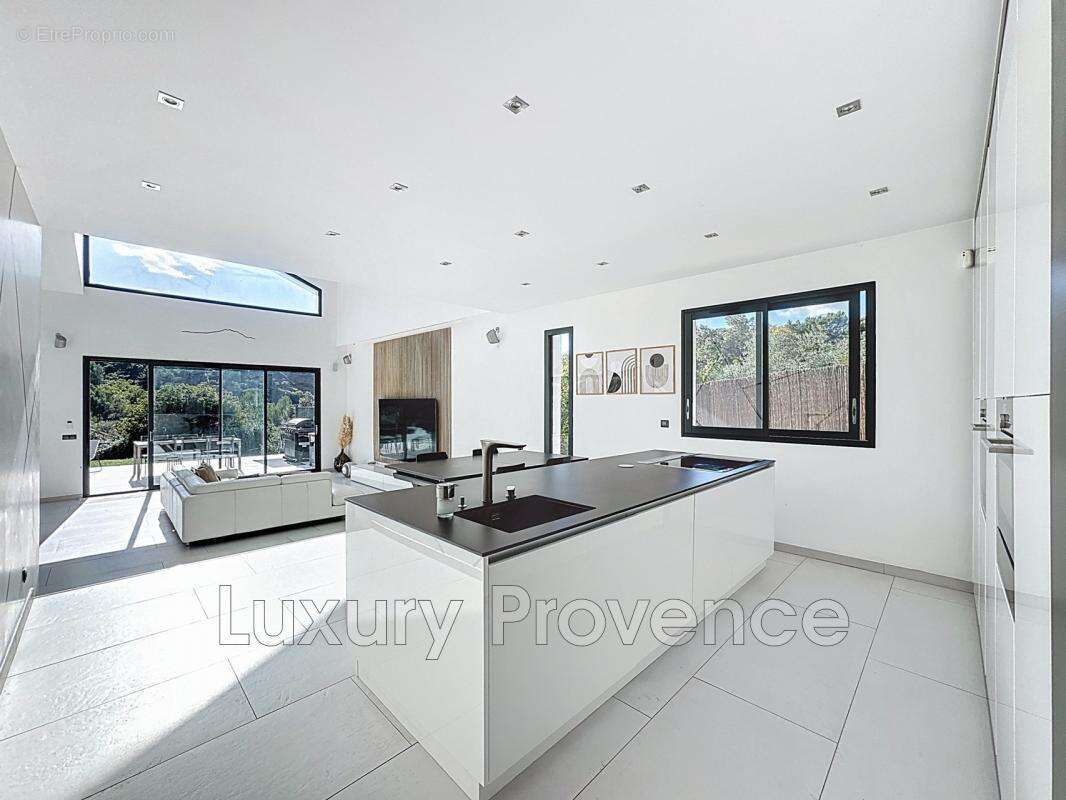 Maison à VAUVENARGUES