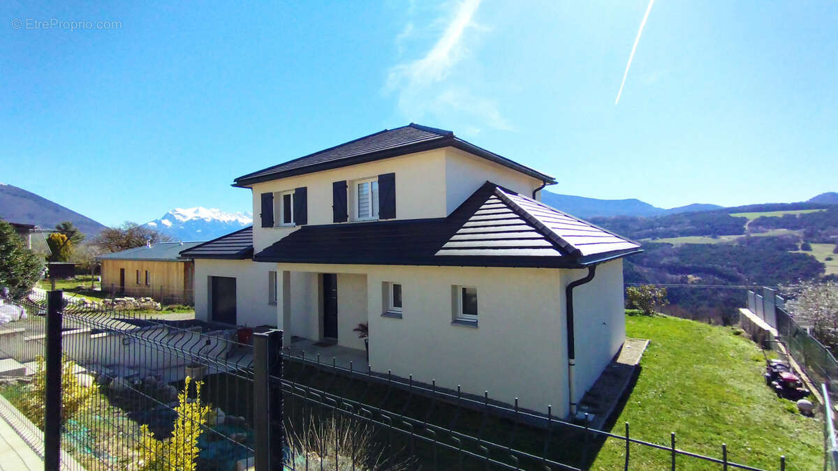 Maison à SAINT-PIERRE-DE-MEAROZ