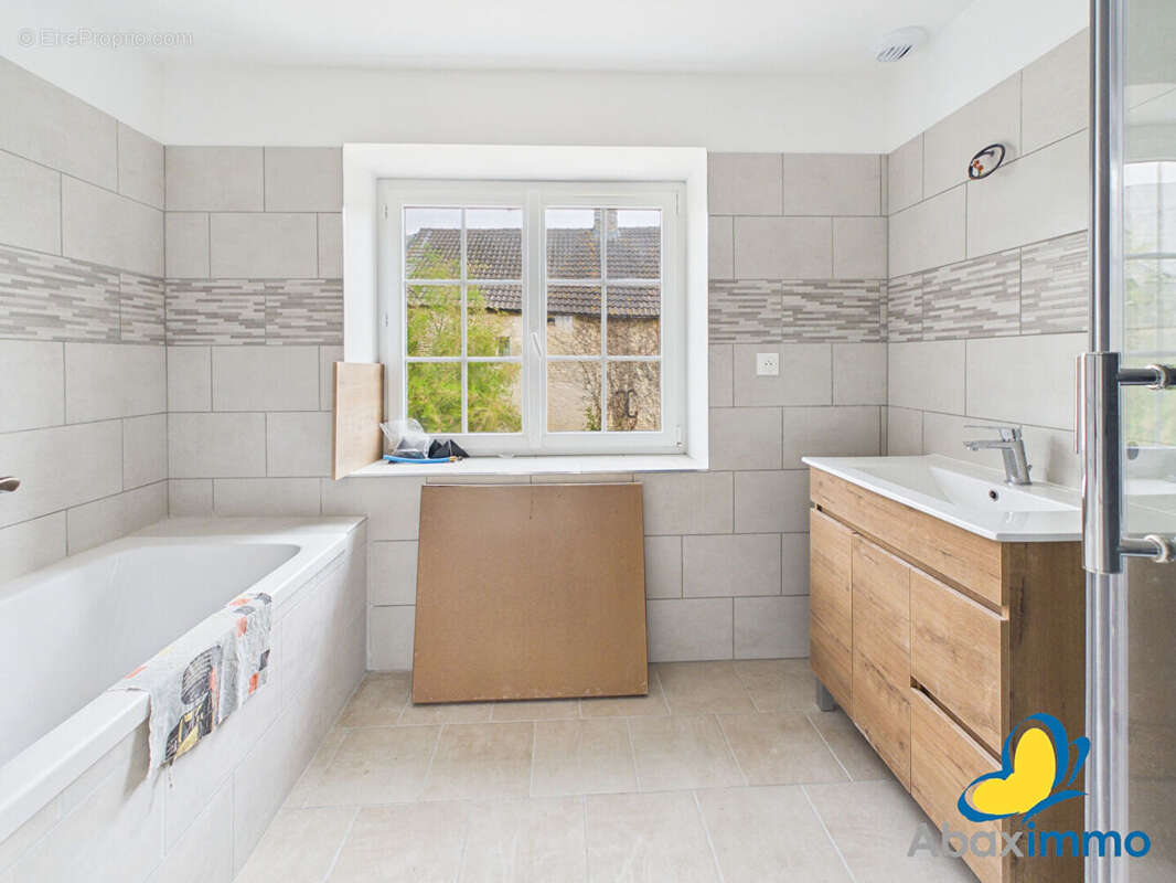 Maison en pierre rénovée avec beau terrain! - photo 9