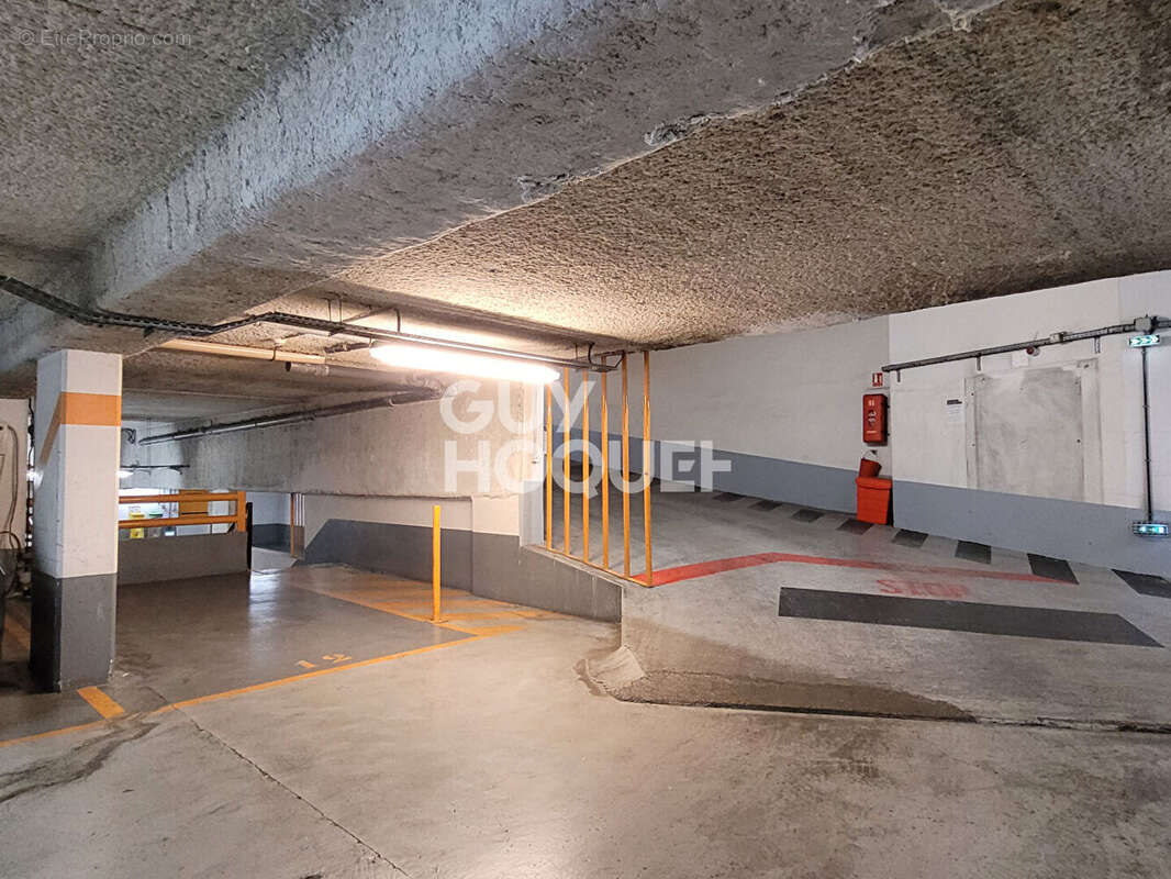 Parking à PARIS-9E