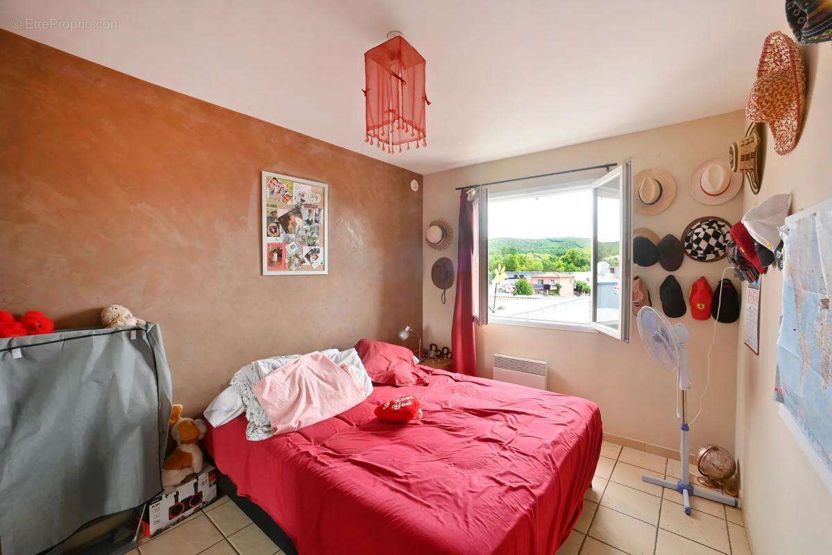 Maison à SAINT-JULIEN-LES-ROSIERS