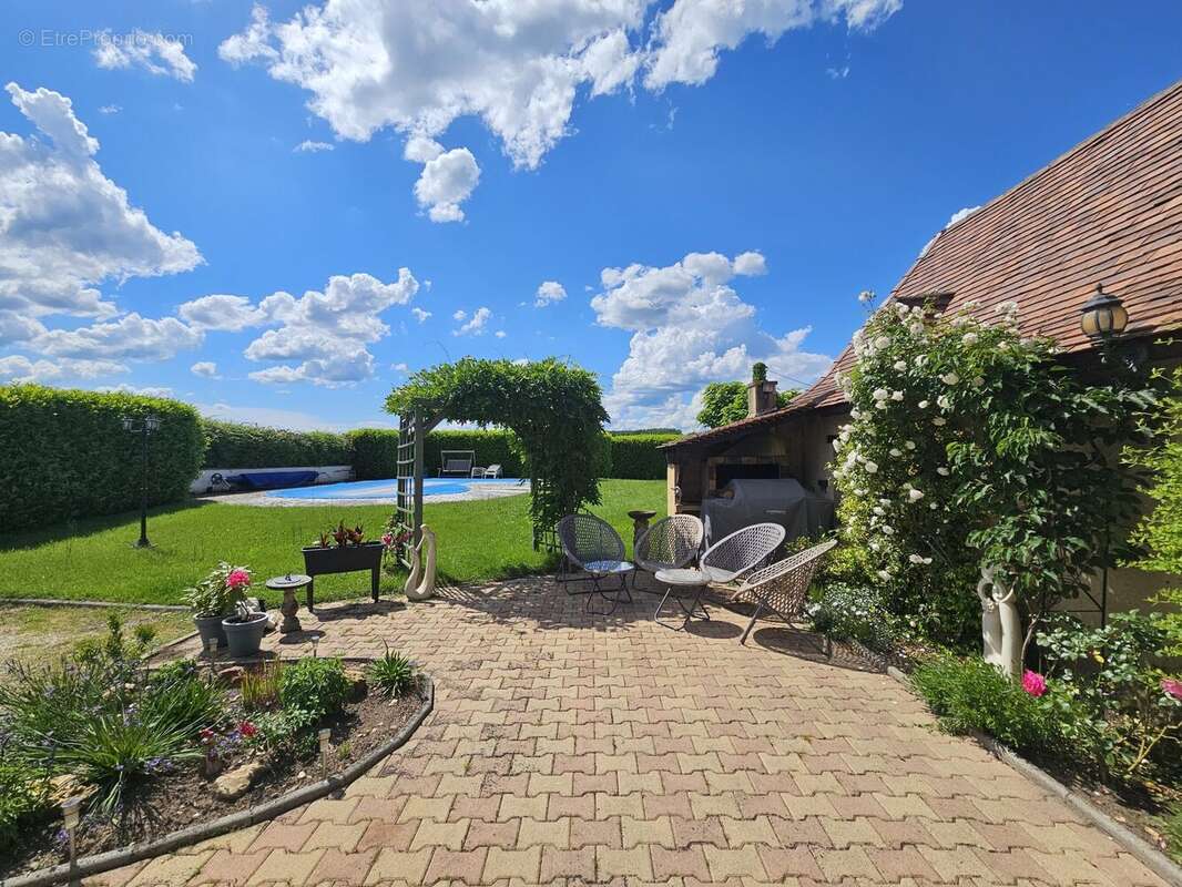 Maison à MAUZAC-ET-GRAND-CASTANG