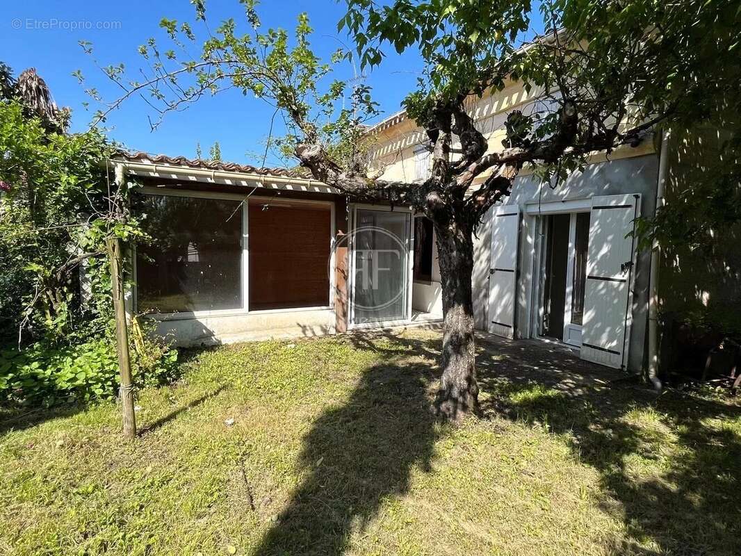 Maison à PETIT-PALAIS-ET-CORNEMPS