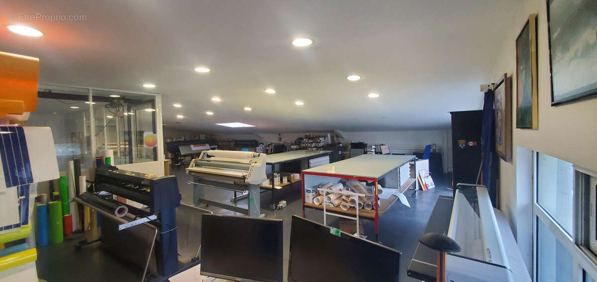 Commerce à SARTROUVILLE