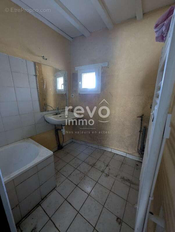 Maison à ROCHE-SAINT-SECRET-BECONNE